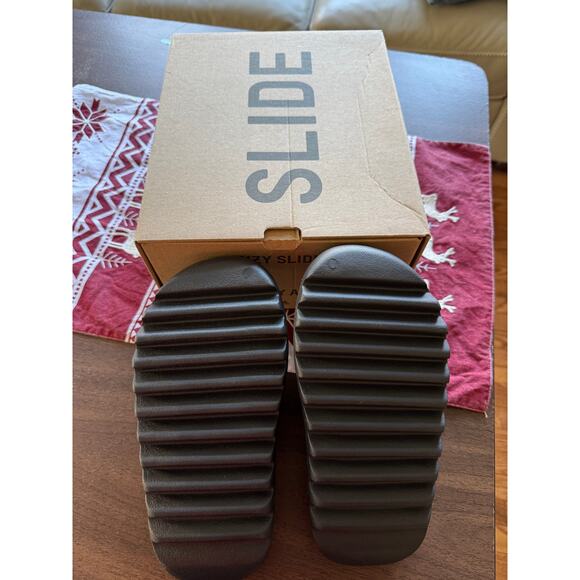 Yeezy Slide “Onyx” – Brand New in Box – Cozy Season Essential (M5 / W6.5) - Picture 3 of 6